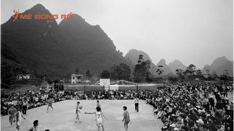 Lớp học bóng rổ tại trường đại học miền Bắc những năm 1950