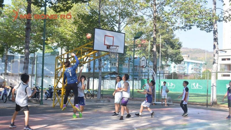 Sân bóng rổ CLB THPT Chuyên Lê Quý Đôn