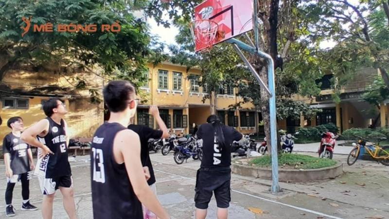 Sân bóng THPT Bùi Thị Xuân xứng đáng là biểu tượng thể thao học đường