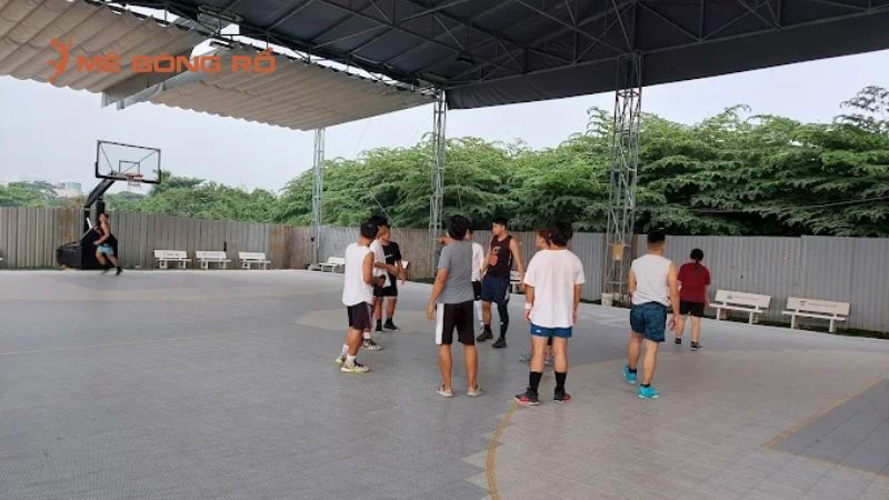 Sân bóng rổ Sài Gòn rộng rãi và thoáng mát