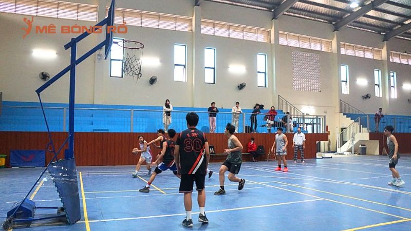 Sân bóng rổ Yên Bái tại Trường THPT Nguyễn Huệ có sàn mịn và không gian thoáng đãng